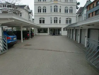 Parkplatz der Villa Sirene; zur Wohnung gehört eine Duplexgarage