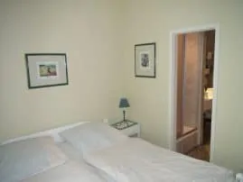 Villa Sirene Ferienwohnung: Doppelbett-Schlafzimmer mit Bad en suite