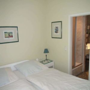 Villa Sirene Ferienwohnung: Doppelbett-Schlafzimmer mit Bad en suite