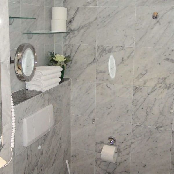 Villa Sirene Ferienwohnung: Badezimmer mit Dusche und WC