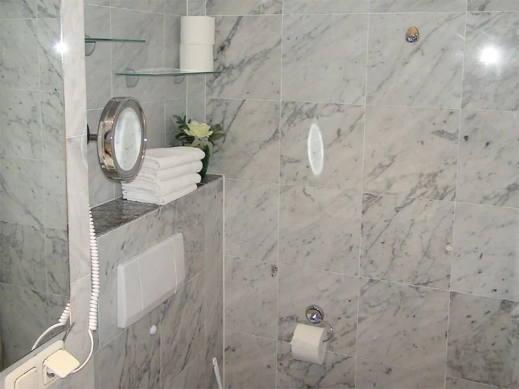 Villa Sirene Ferienwohnung: Badezimmer mit Dusche und WC