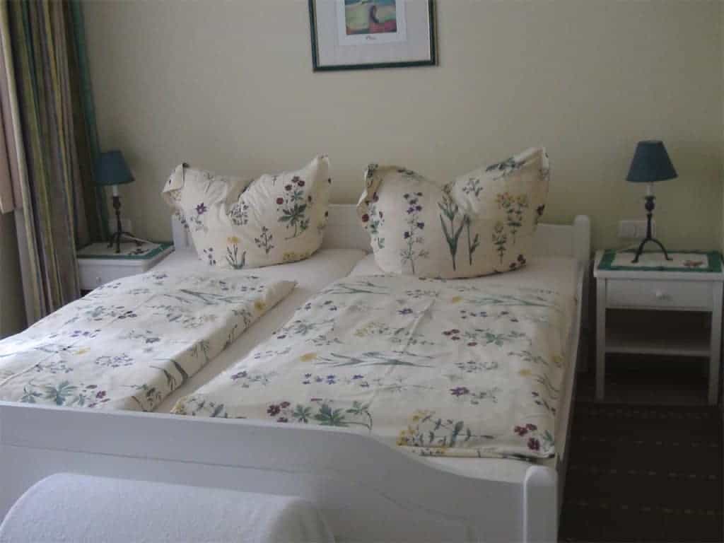 Doppelbett-Schlafzimmer