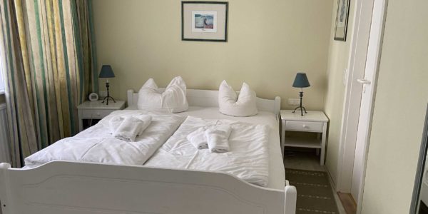 Schlafzimmer mit Doppelbett