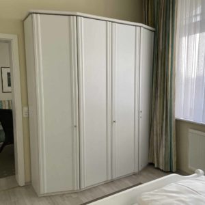Schlafzimmer mit großem Schrank