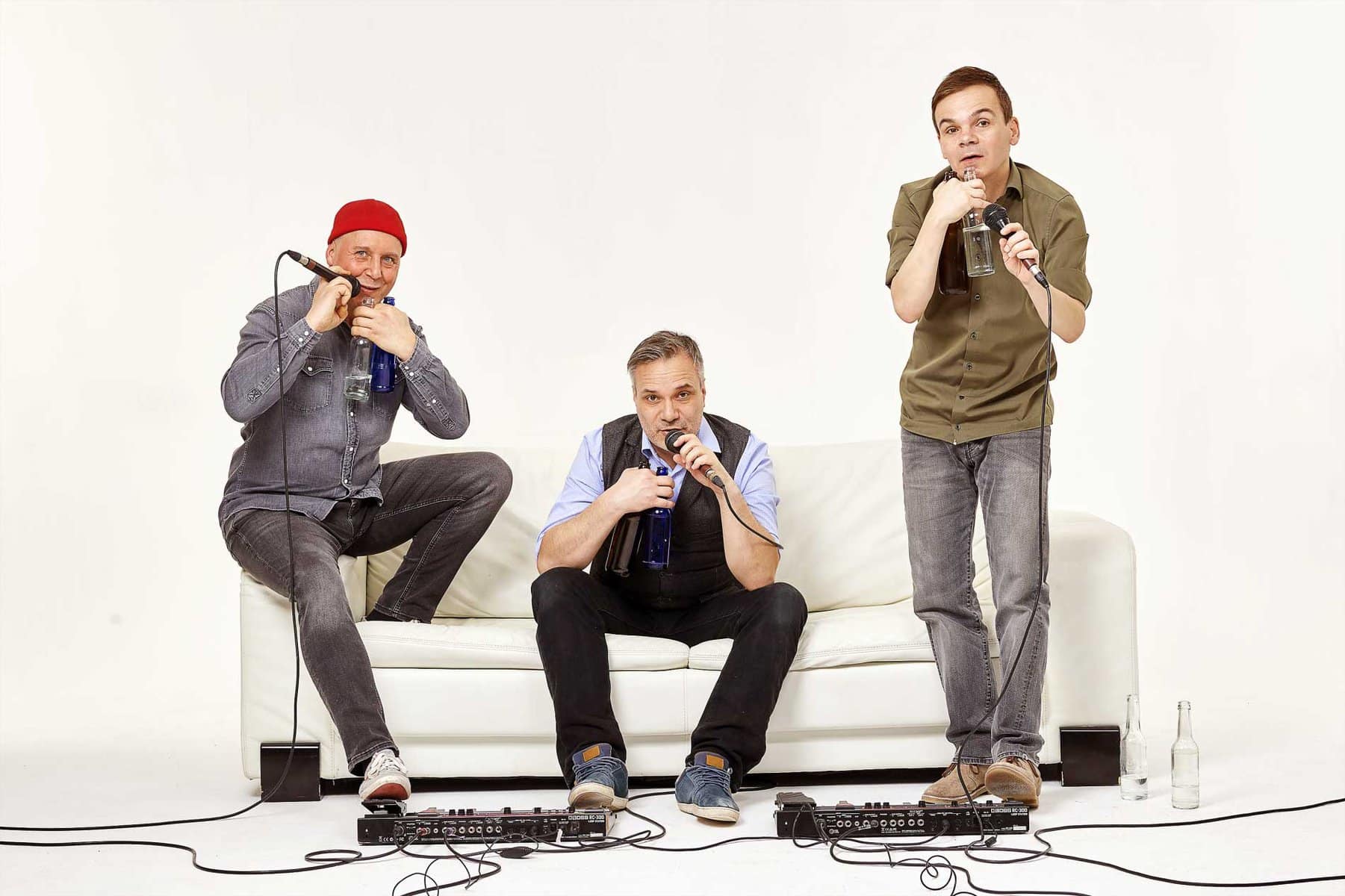 Trio GlasBlasSing mit ihren besonderen Flaschen-Instrumenten Trio GlasBlasSing mit ihren besonderen Flaschen-Instrumenten